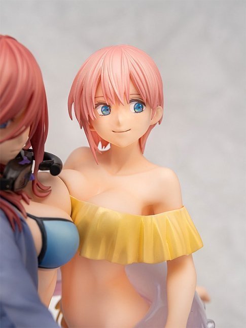 Ichika Nakano & Miku Nakano 1/7 Figures -- The Quintessential Quintuplets