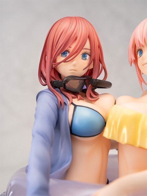 Ichika Nakano & Miku Nakano 1/7 Figures -- The Quintessential Quintuplets