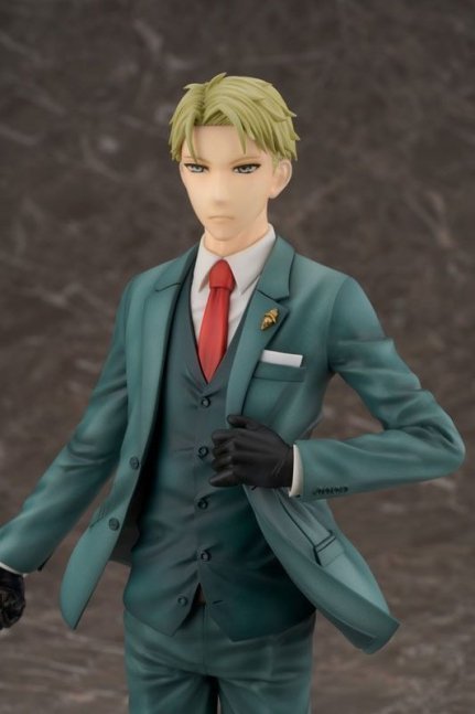 Loid Forger 1/7 Figure -- Spy x Family