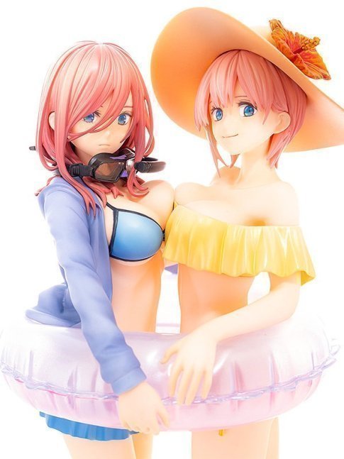 Ichika Nakano & Miku Nakano 1/7 Figures -- The Quintessential Quintuplets